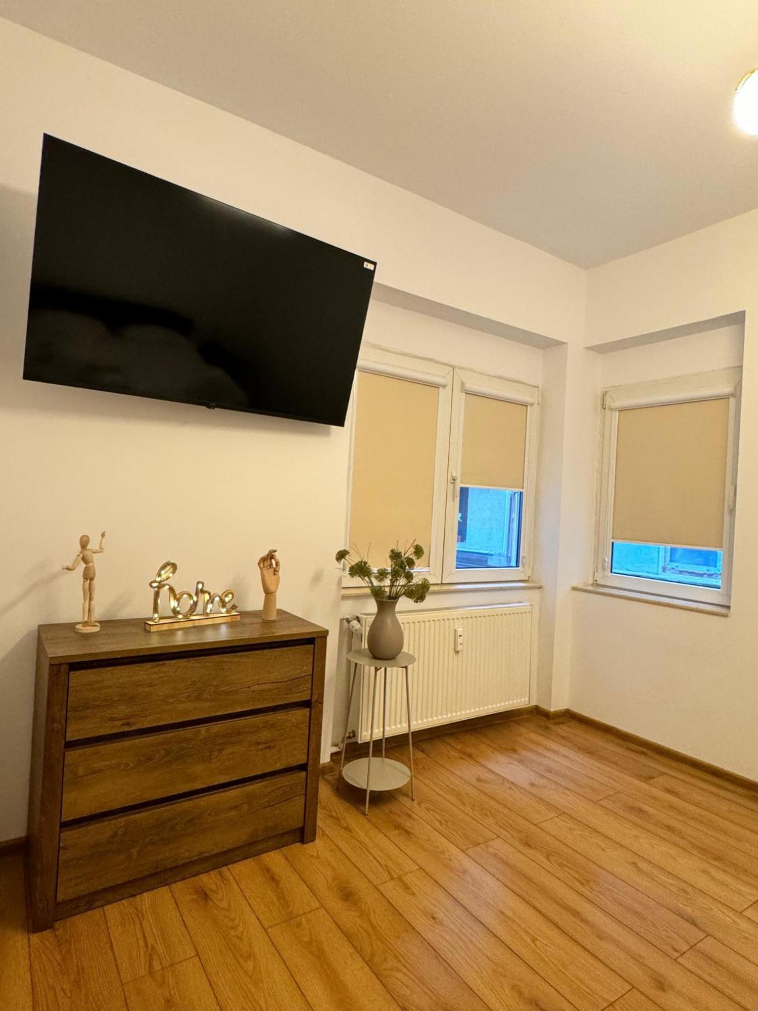Beautiful With Two Bedrooms Apartment *