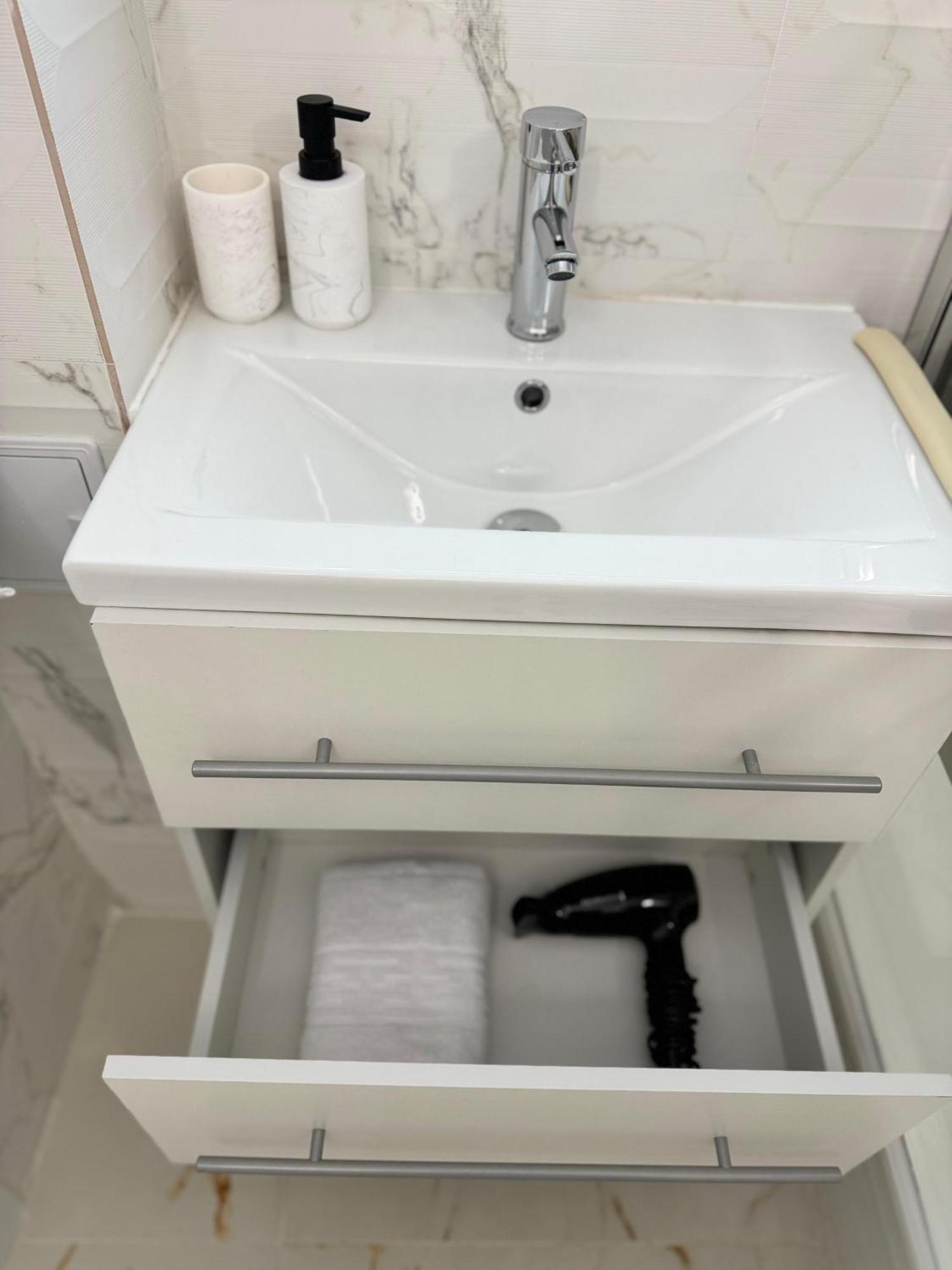 Beautiful With Two Bedrooms Apartment *