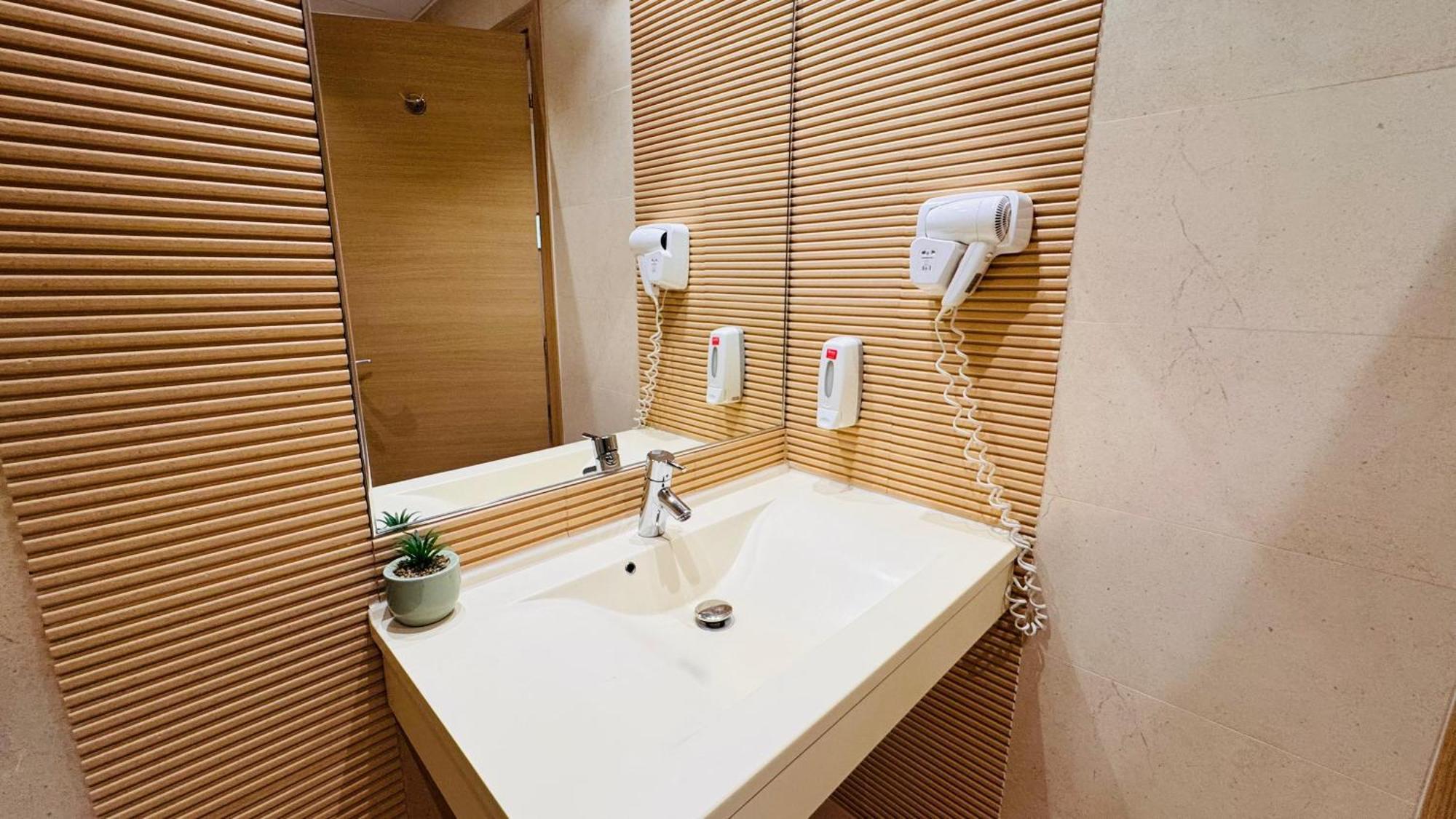 Deluxe - Perfect For Short Or Long Bucharest
