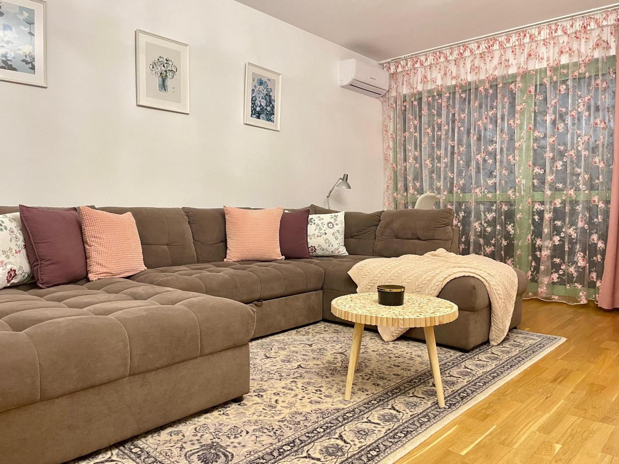 No 902 Circului Park Tower Apartment *