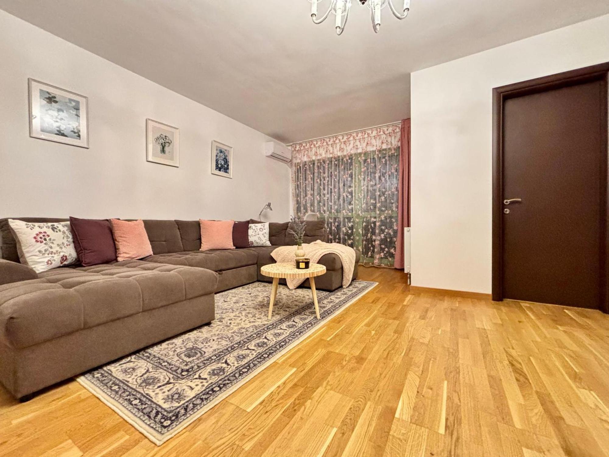 No 902 Circului Park Tower Apartment *
