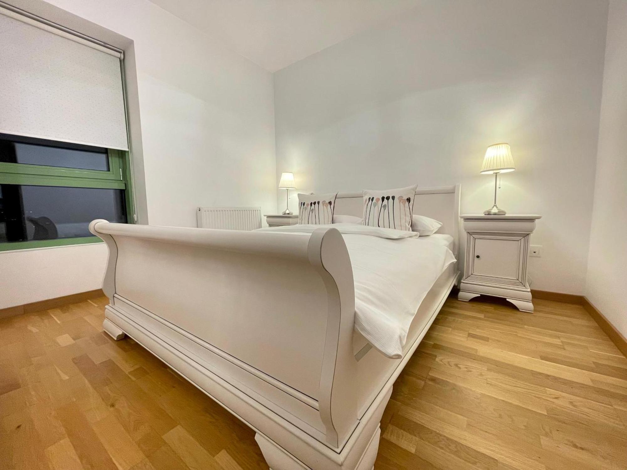 No 902 Circului Park Tower Apartment *