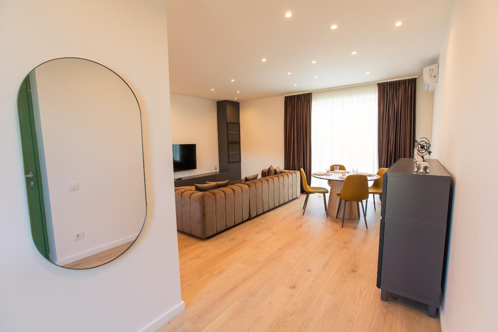 Roots Three - Modern Lakeview Apartment *