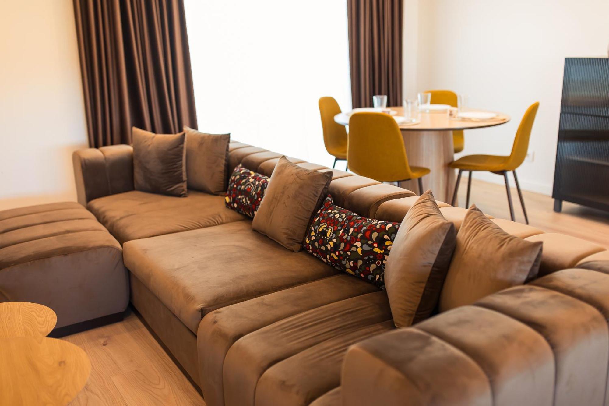 Roots Three - Modern Lakeview Apartment Bucharest