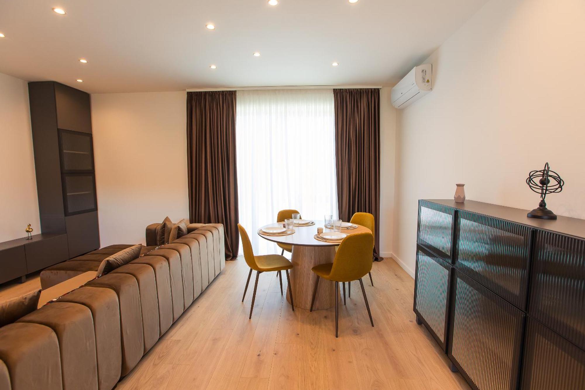 Roots Three - Modern Lakeview Apartment *