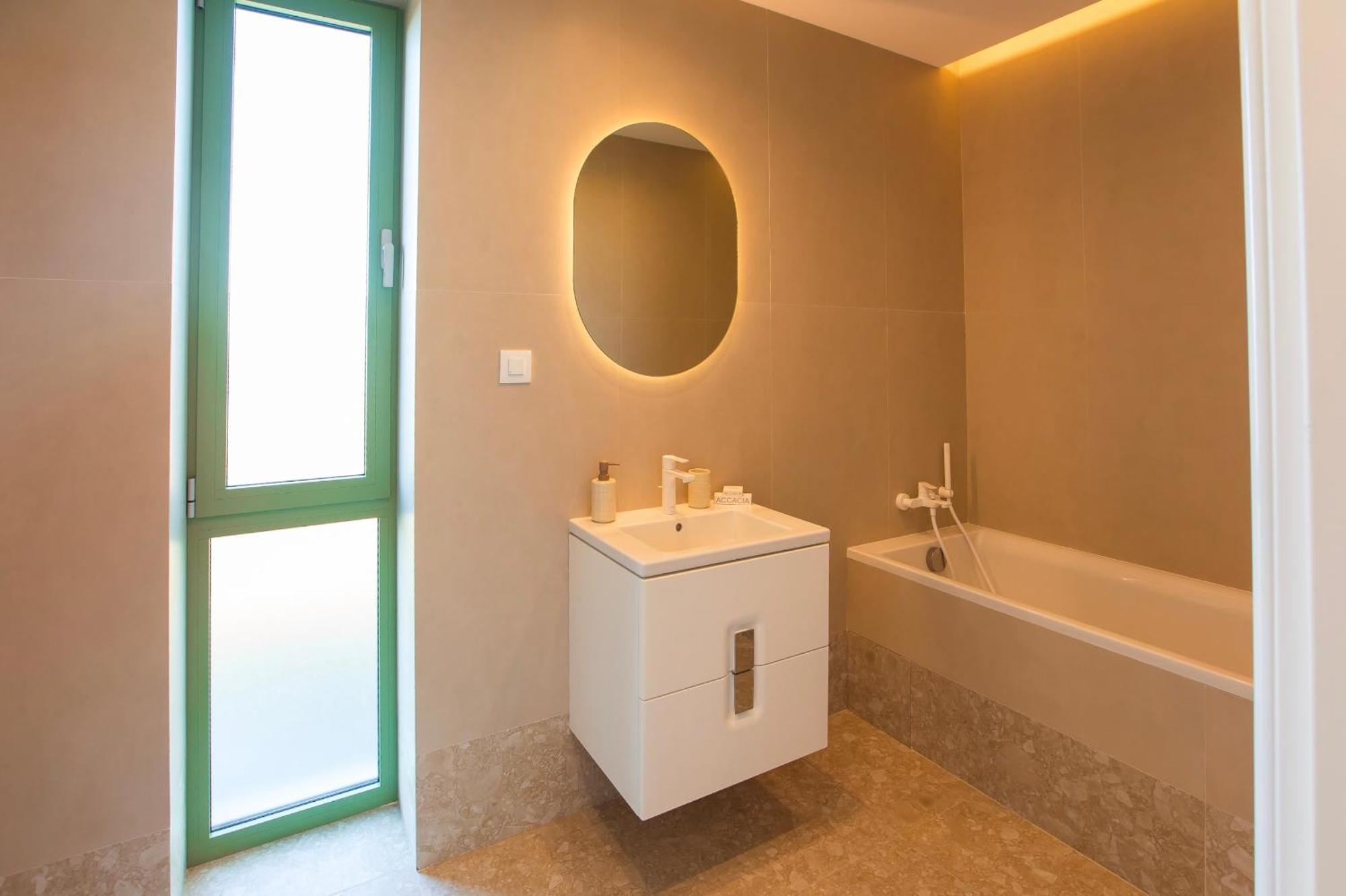 Roots Three - Modern Lakeview Apartment
