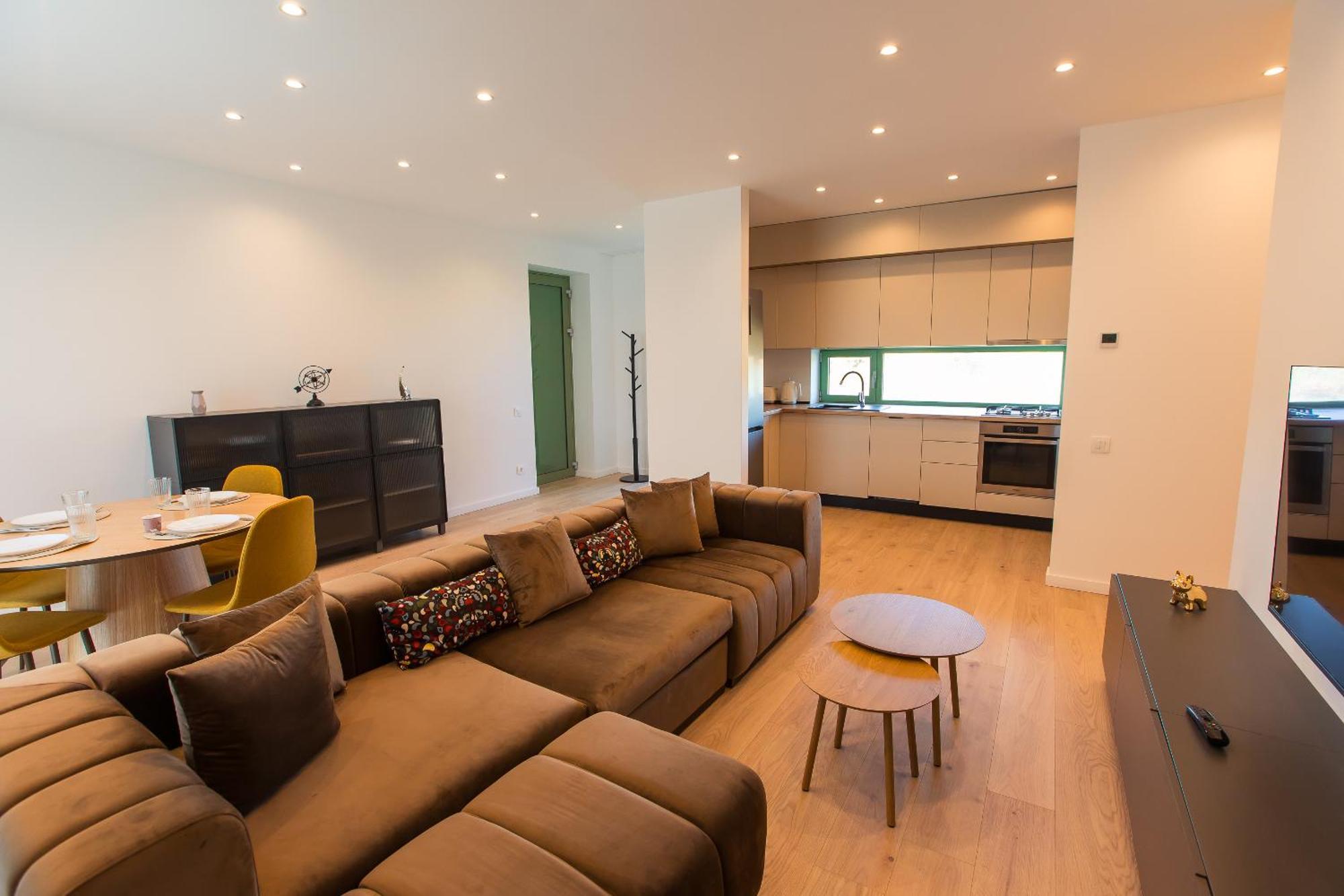 Roots Three - Modern Lakeview Apartment