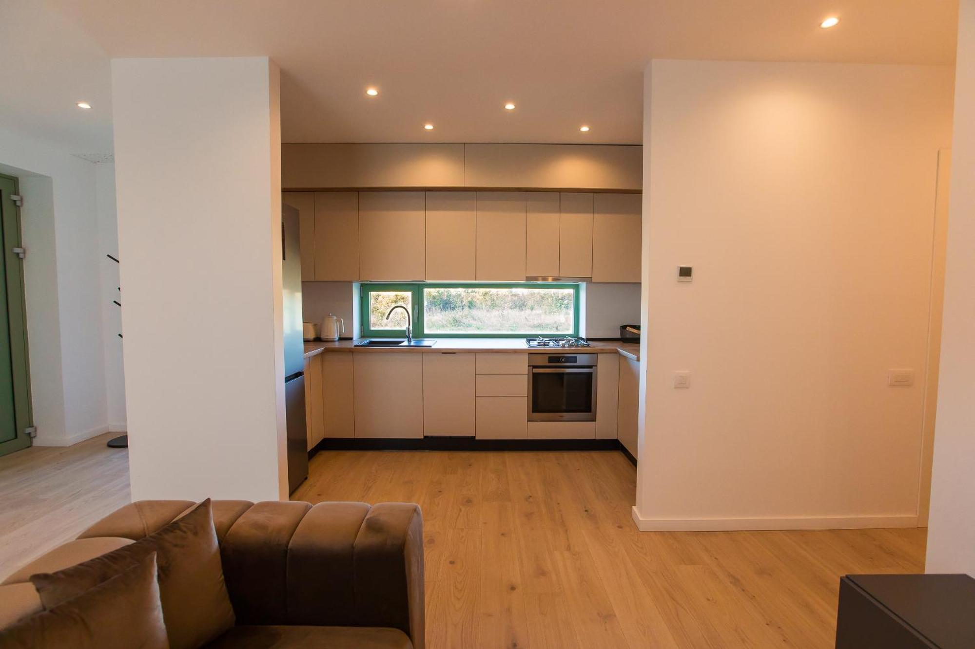 Roots Three - Modern Lakeview Apartment *