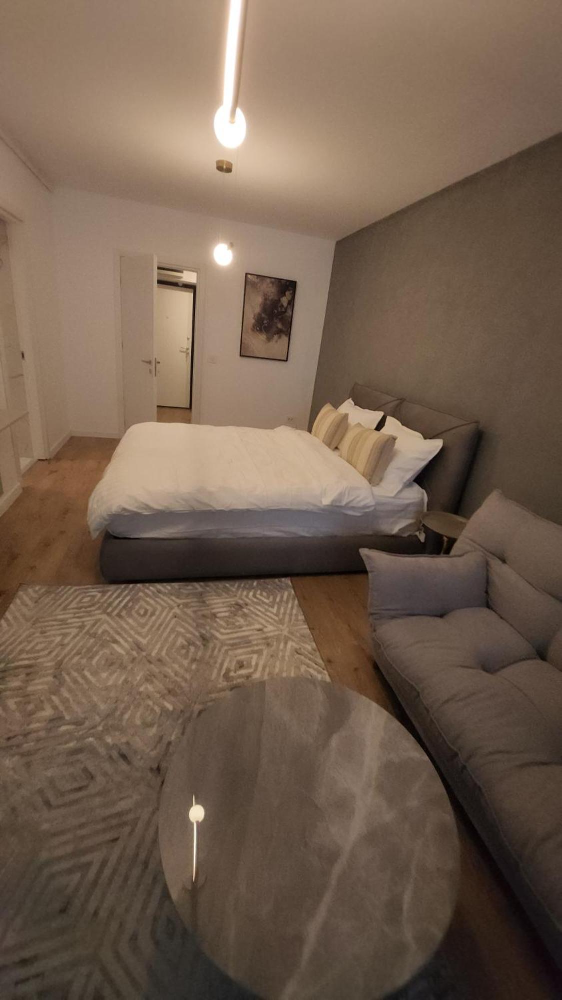 Ivory 11 Apartment