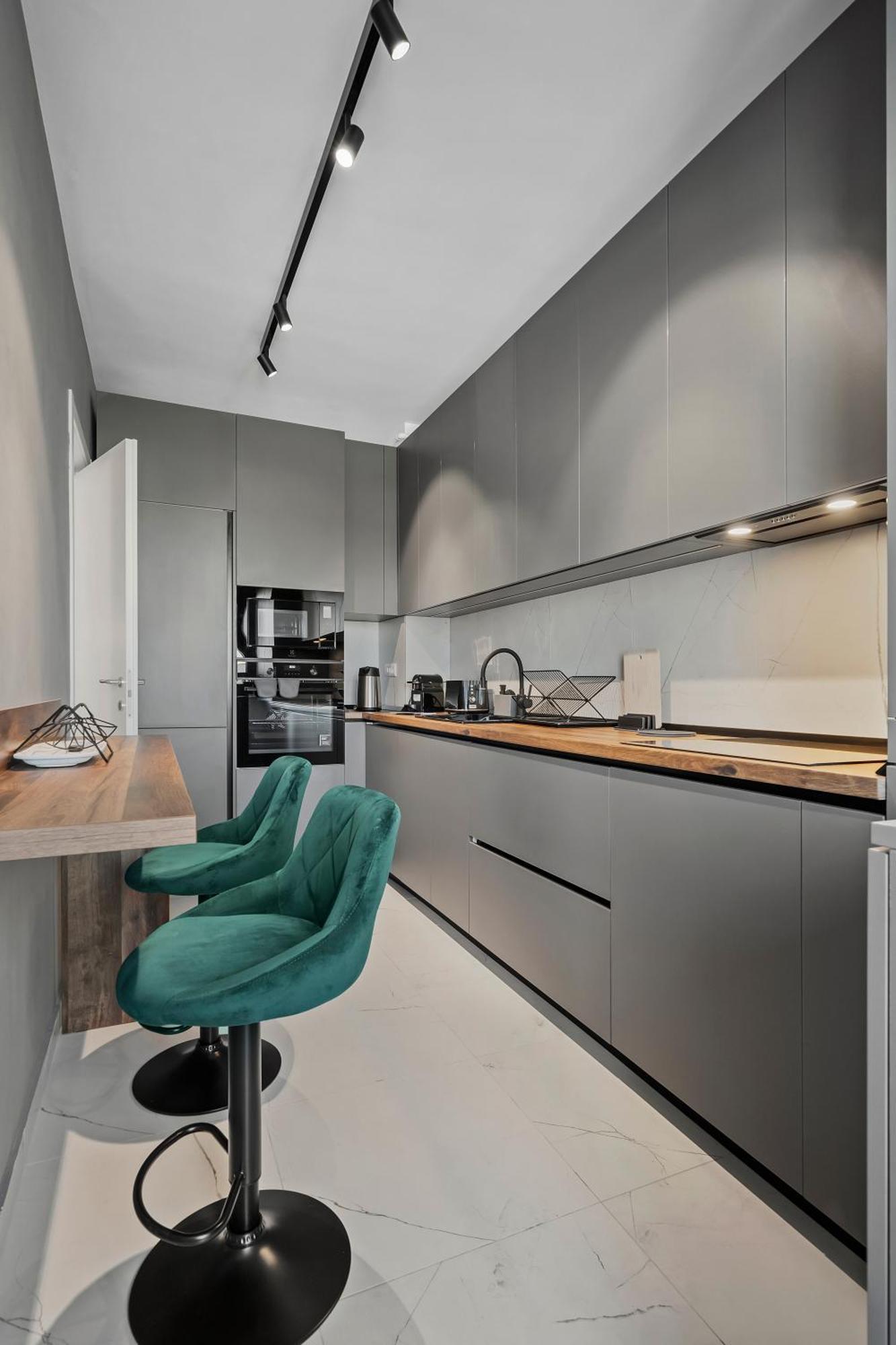 Ultra-modern & Spacious 2br With Balcony Apartment *