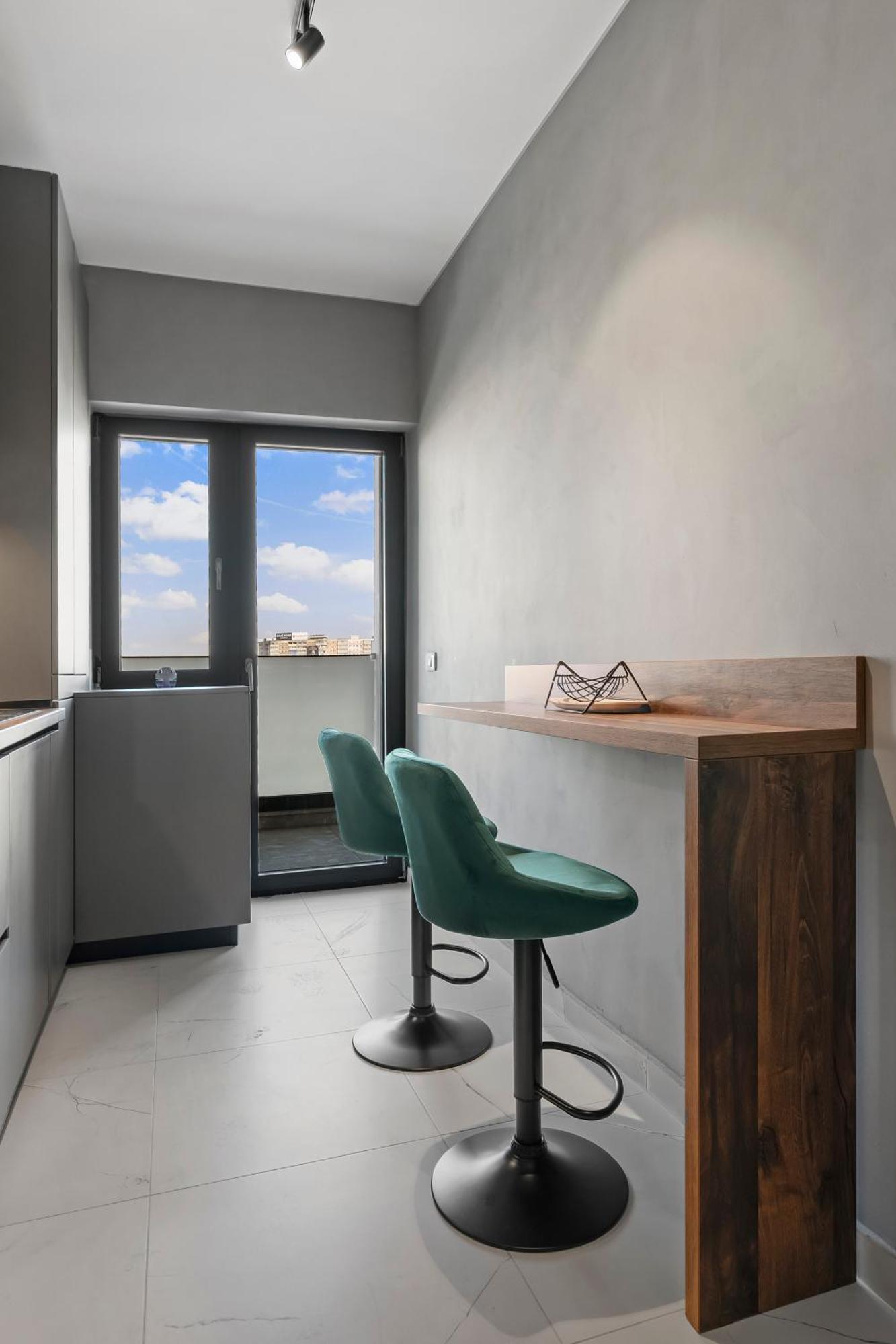 Ultra-modern & Spacious 2br With Balcony Apartment *