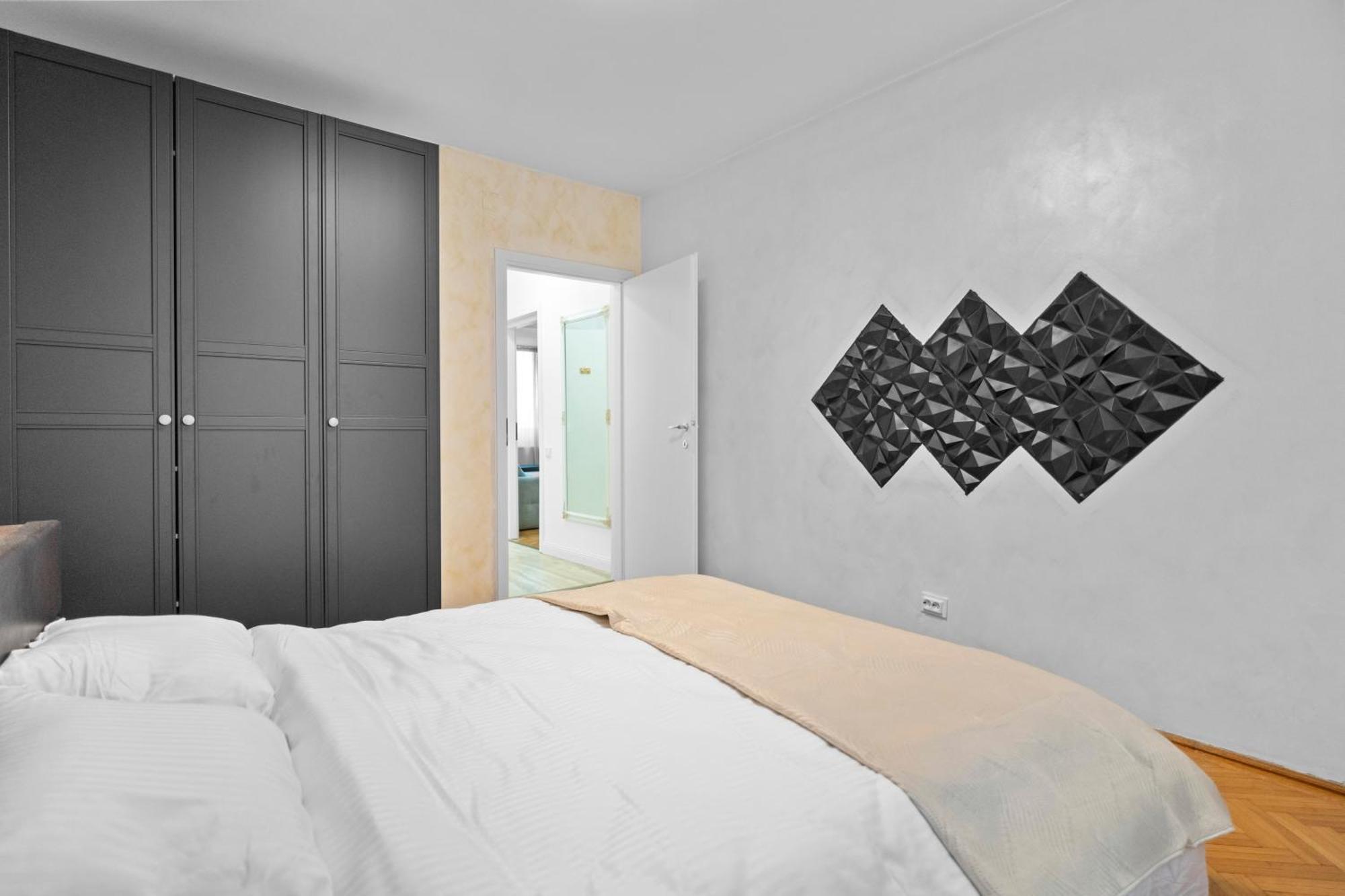 New Luxurious With Park View Apartment