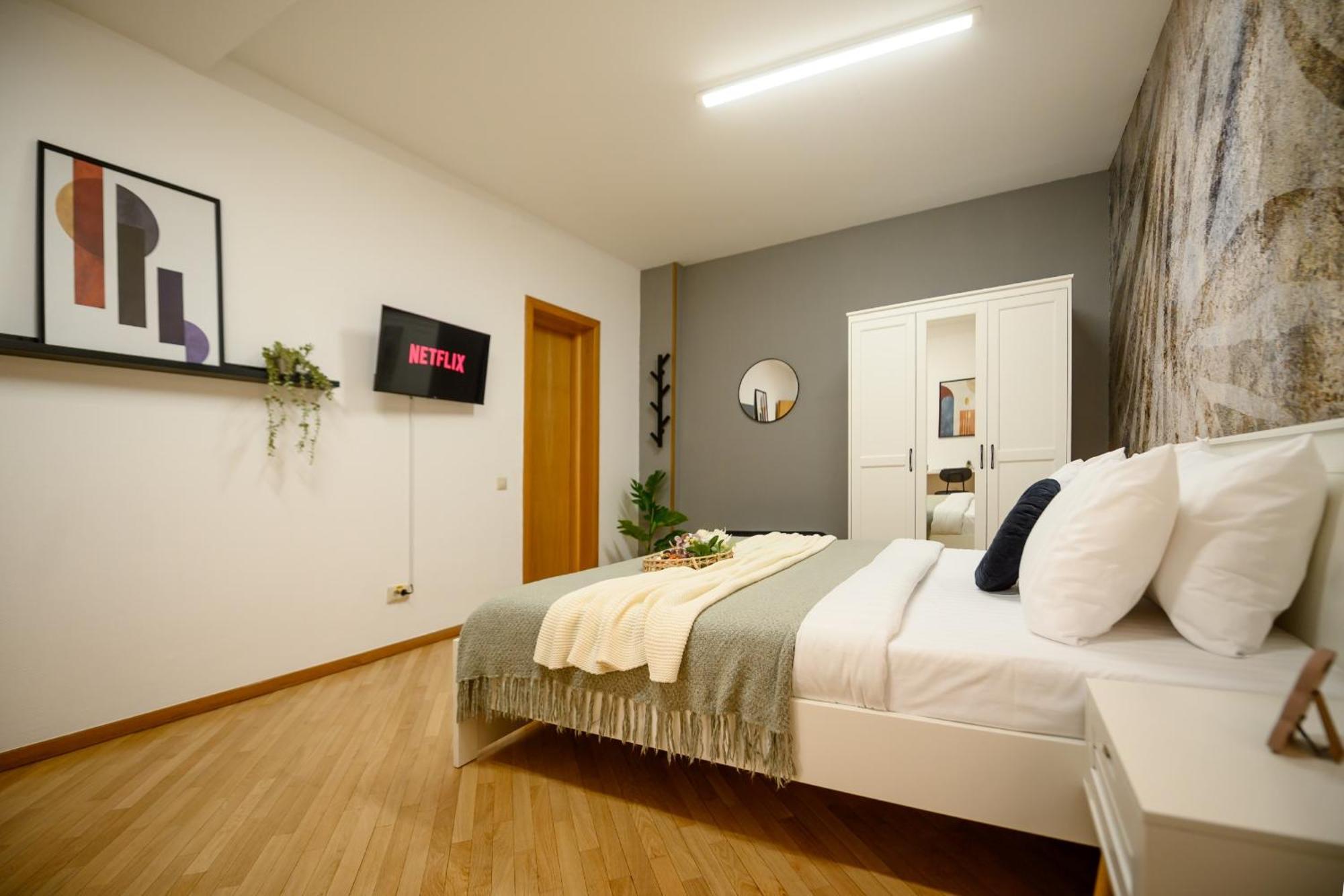 Apartment Cultural Gems- Modern 1br Near Museums Bucharest