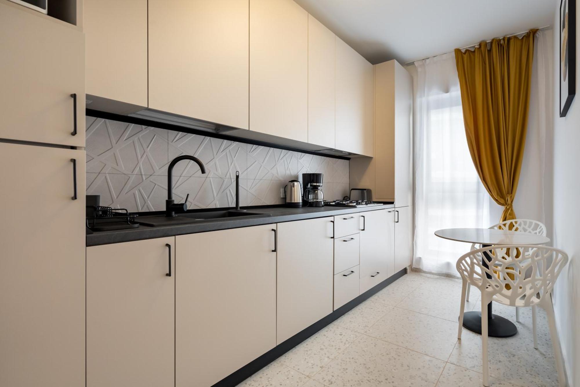 Plaza 37 Apartment *