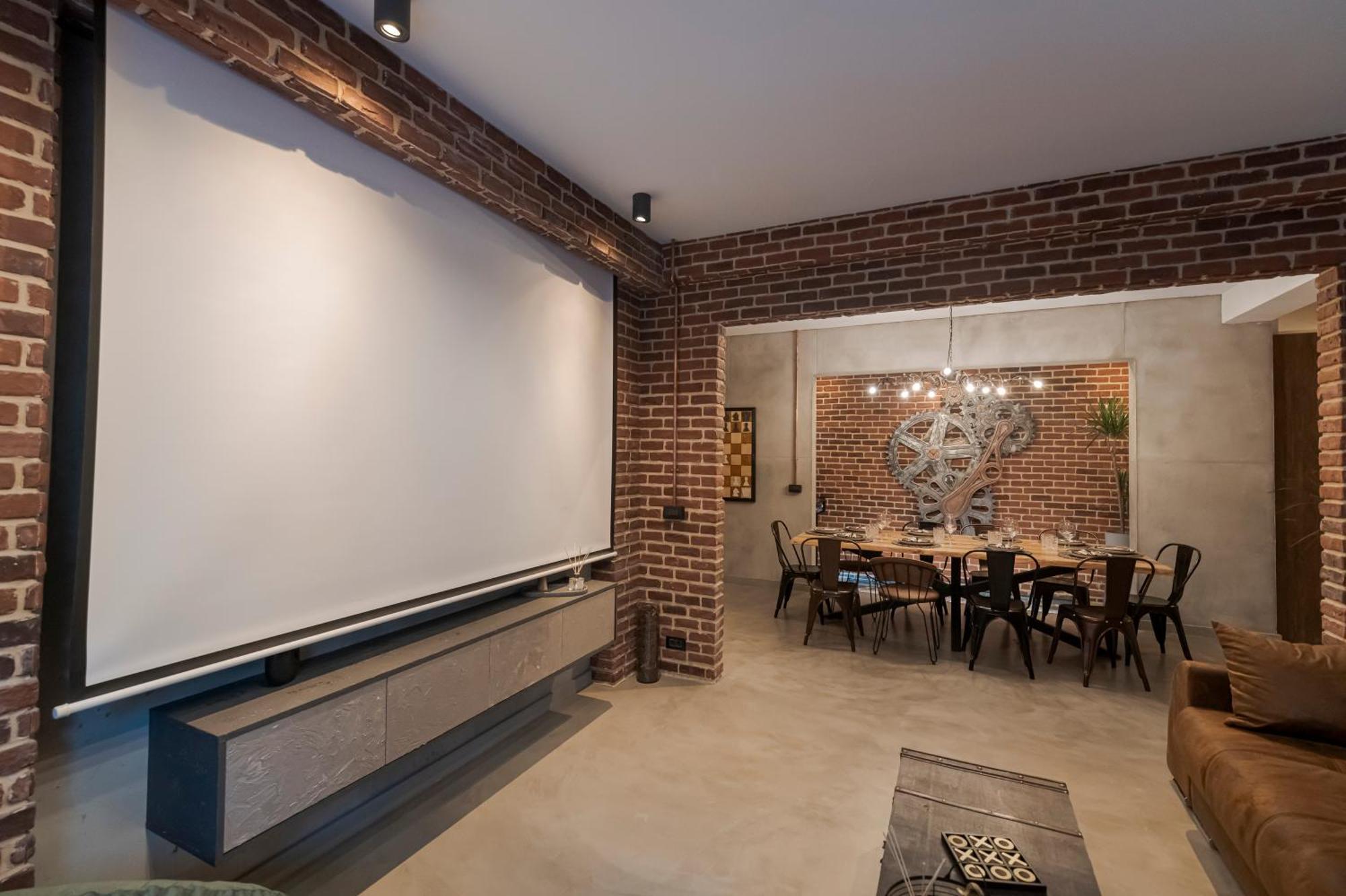 The Old Town Industrial Vault - A Fusion Of Past & Present Apartment *