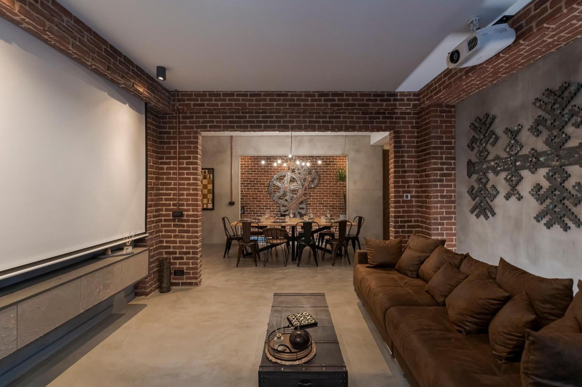 The Old Town Industrial Vault - A Fusion Of Past & Present Apartment