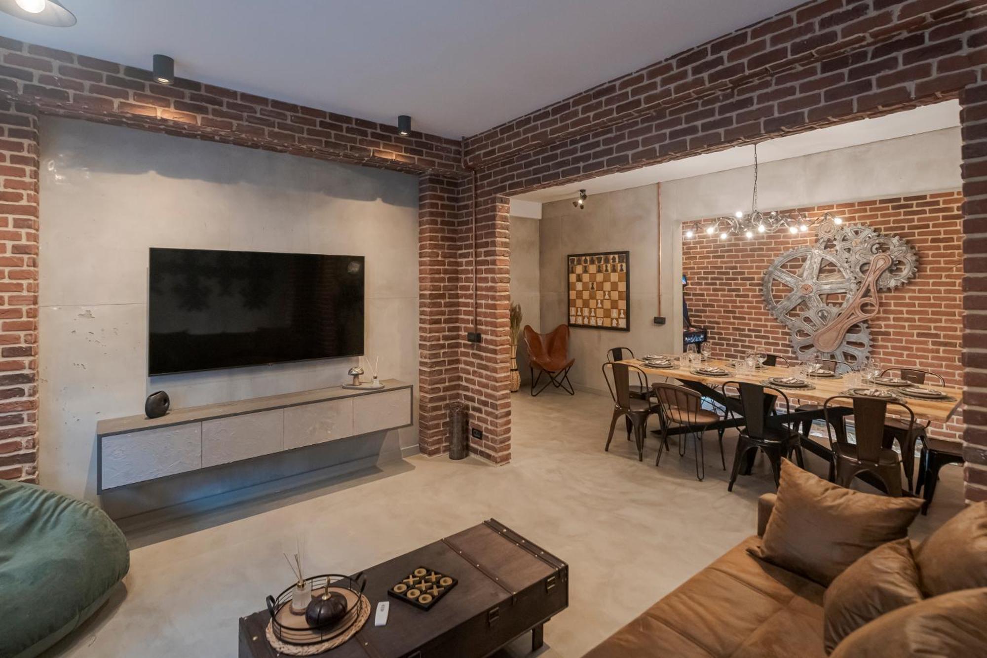 The Old Town Industrial Vault - A Fusion Of Past & Present Apartment *