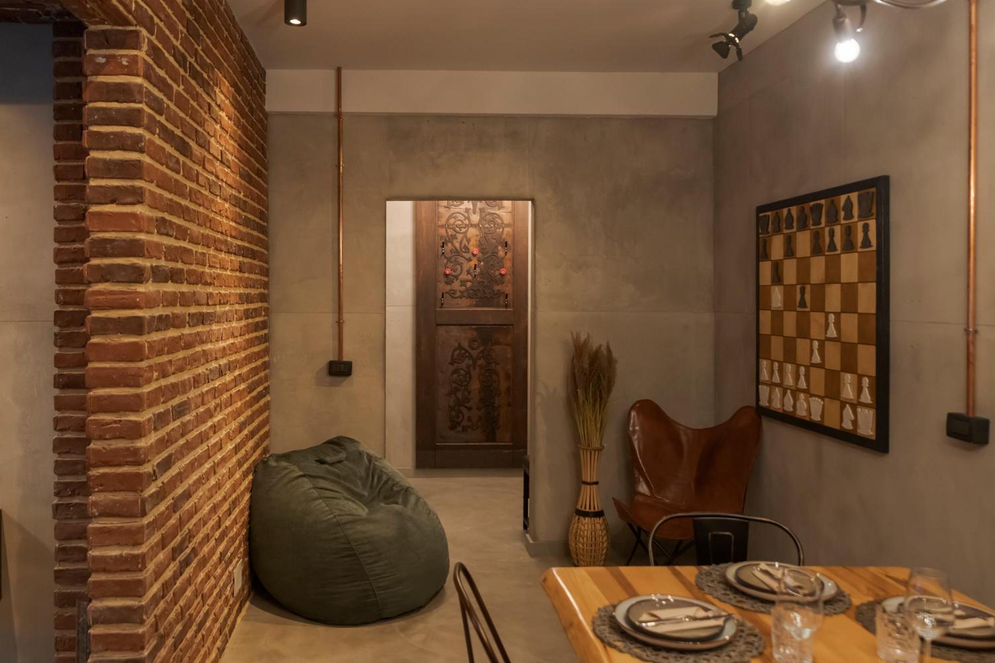 The Old Town Industrial Vault - A Fusion Of Past & Present Apartment