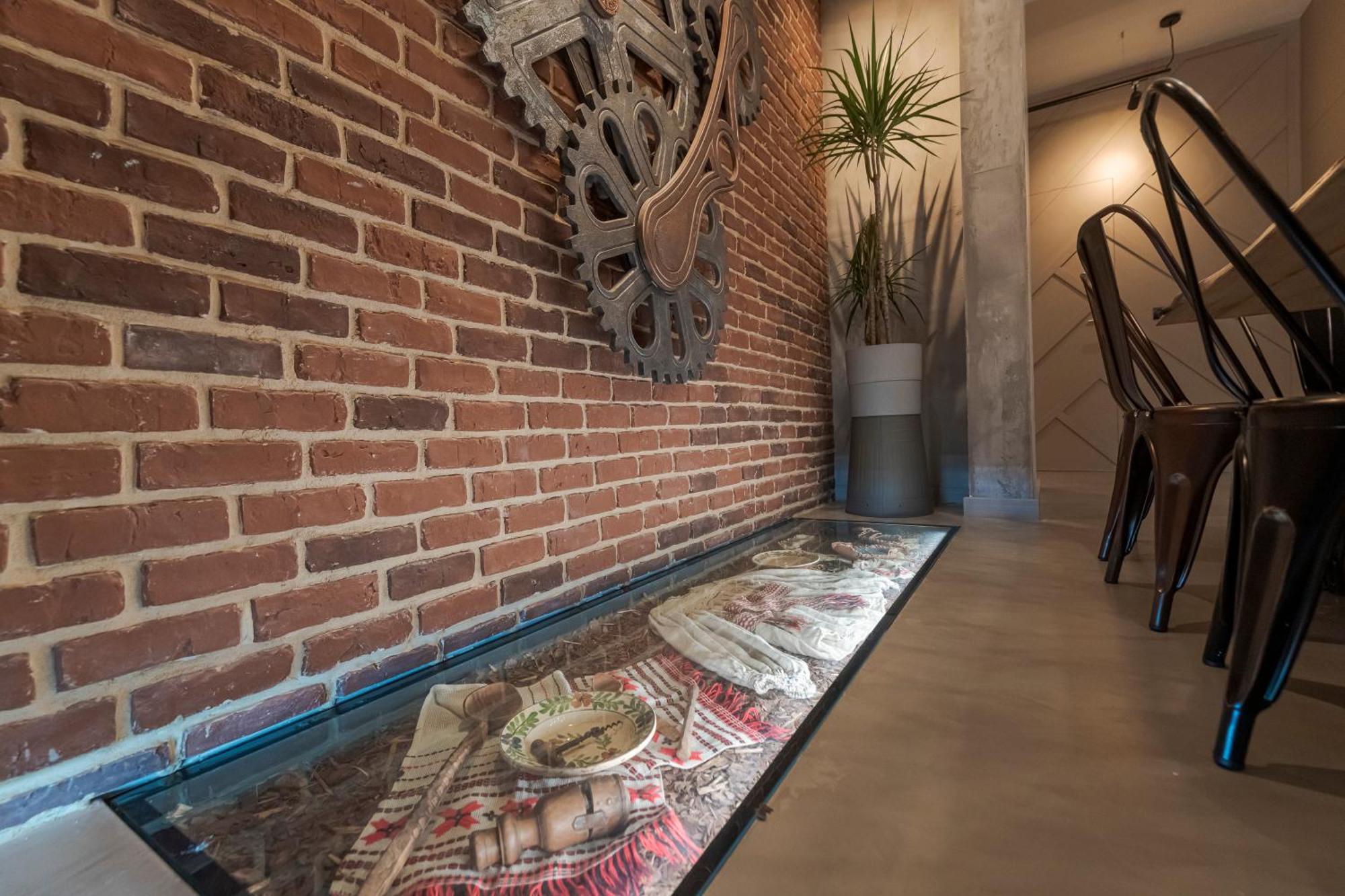 The Old Town Industrial Vault - A Fusion Of Past & Present Apartment *