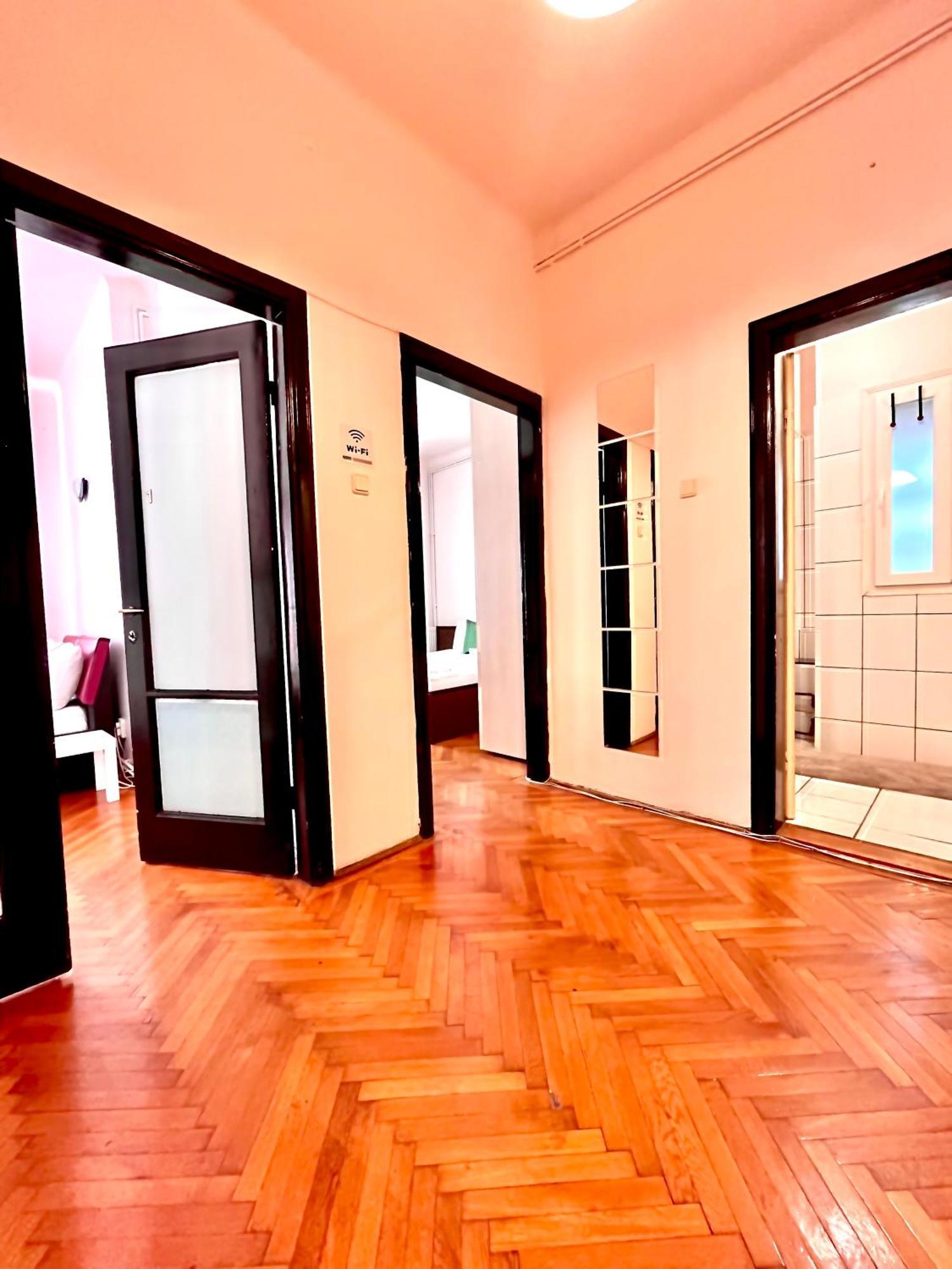 Downtown Unirii Square Private Economy With Shared Amenities Bucharest