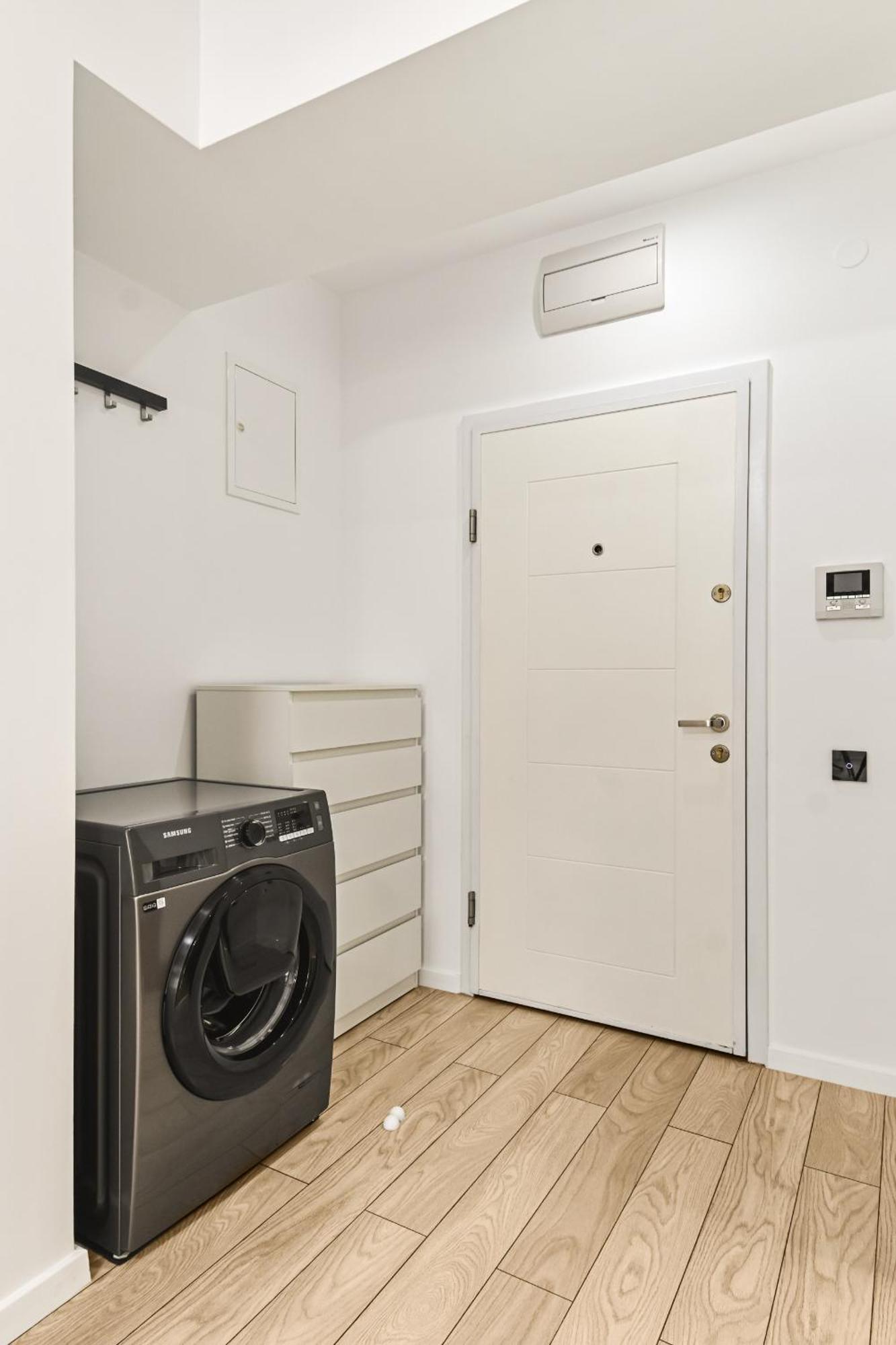 Incity - Near Mall, Balcony - Rh Living Apartment *