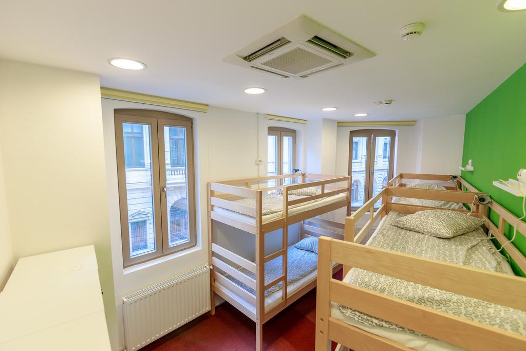 Hostel Pura Vida Sky Bar & Bucharest