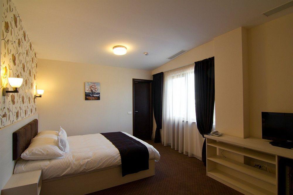 West Plaza 3* Bucureşti