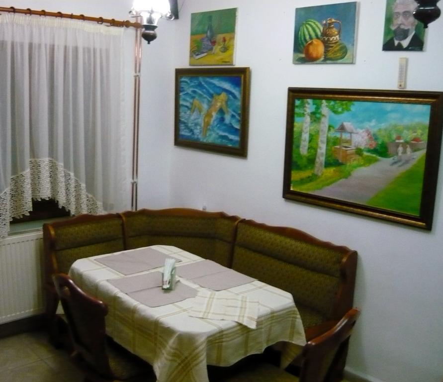 Paintings Mario Homestay Bucharest