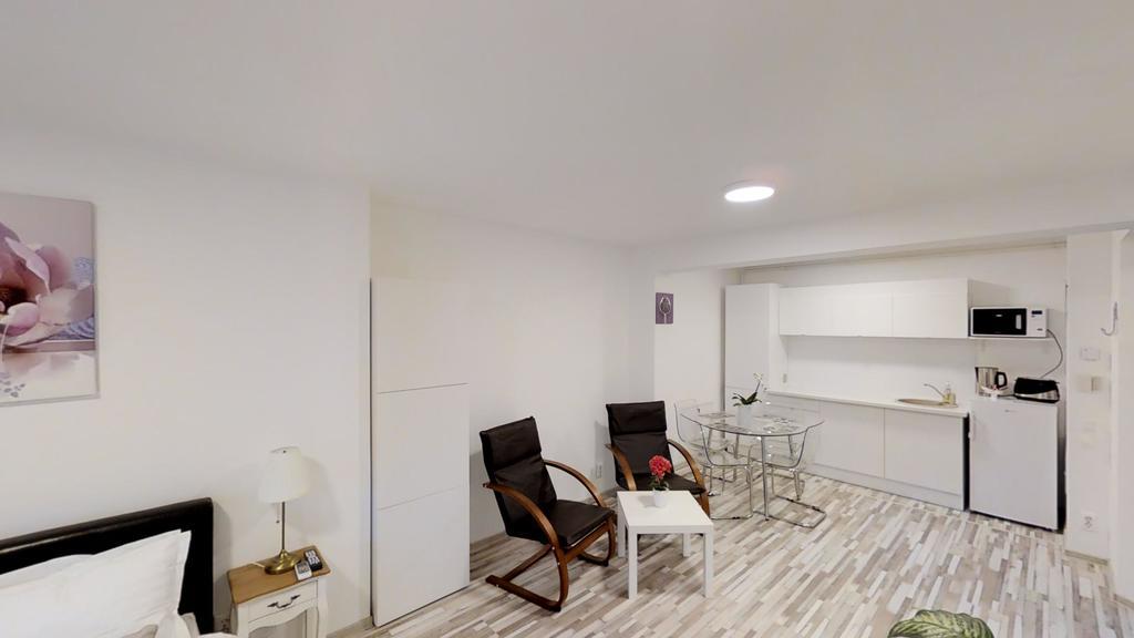 Sun Apartment *