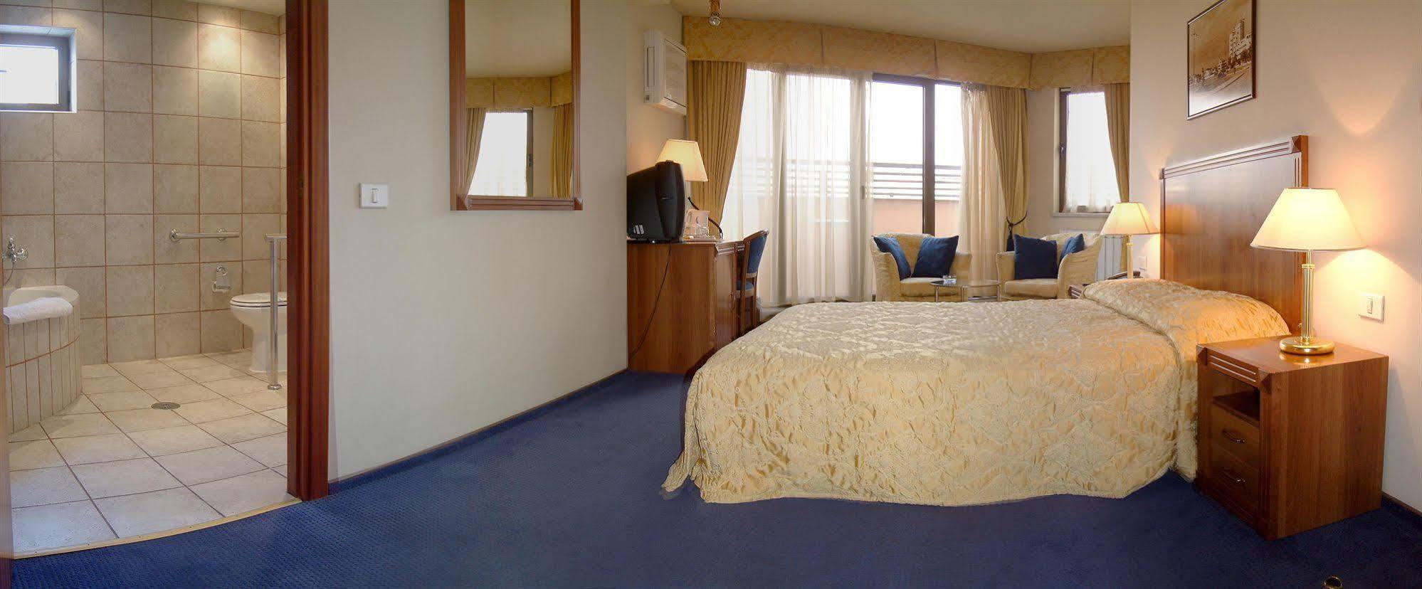 Opera By Zeus International Hotel 3*