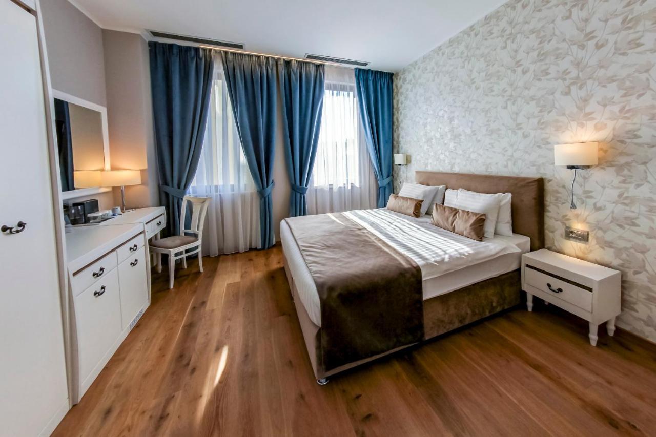New Era Old Town Parking With Fee Nearby Hotel Bucureşti