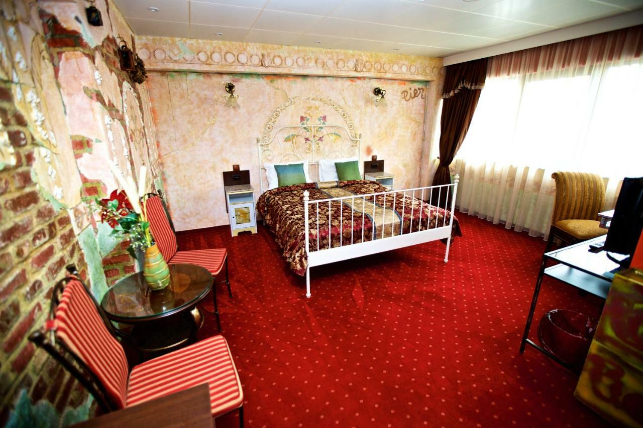 Vilă Grand Pier Boutique Villa 4 Star Accomodation Luxury Rooms With Boutique Hystorical Decor And Desing For All Rooms, With Italian Breakfast On The House For King Deluxe Bookings More Than 4 Nights Stays