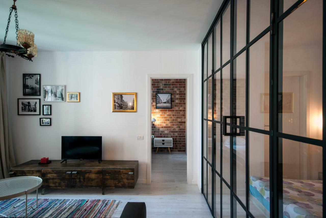 Retro Midtown Apartment