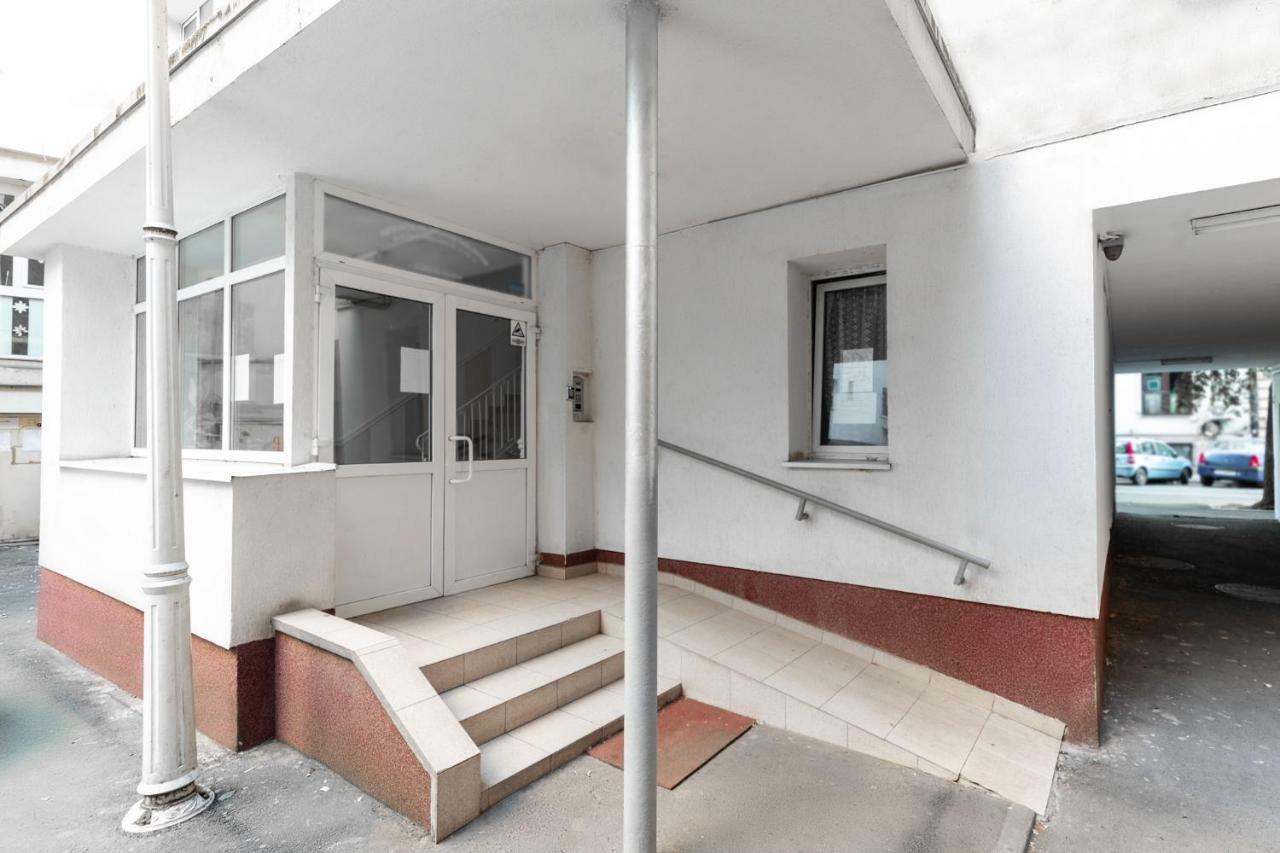 Apartment Qult - Up In The Sky