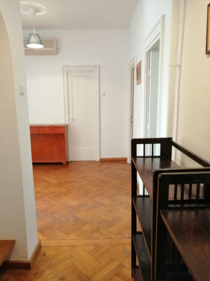 Friends Apartments: Ross Apartment