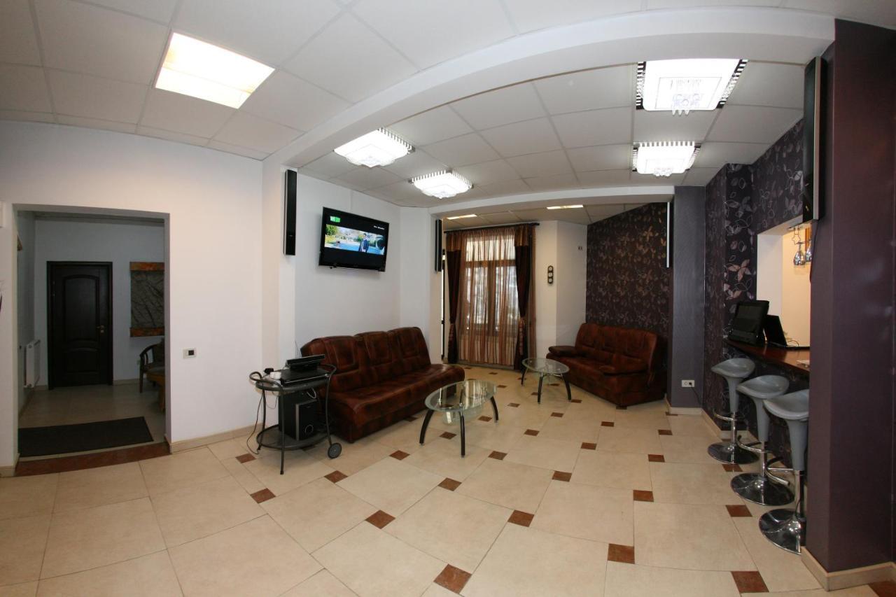 Garden And 3* Bucureşti