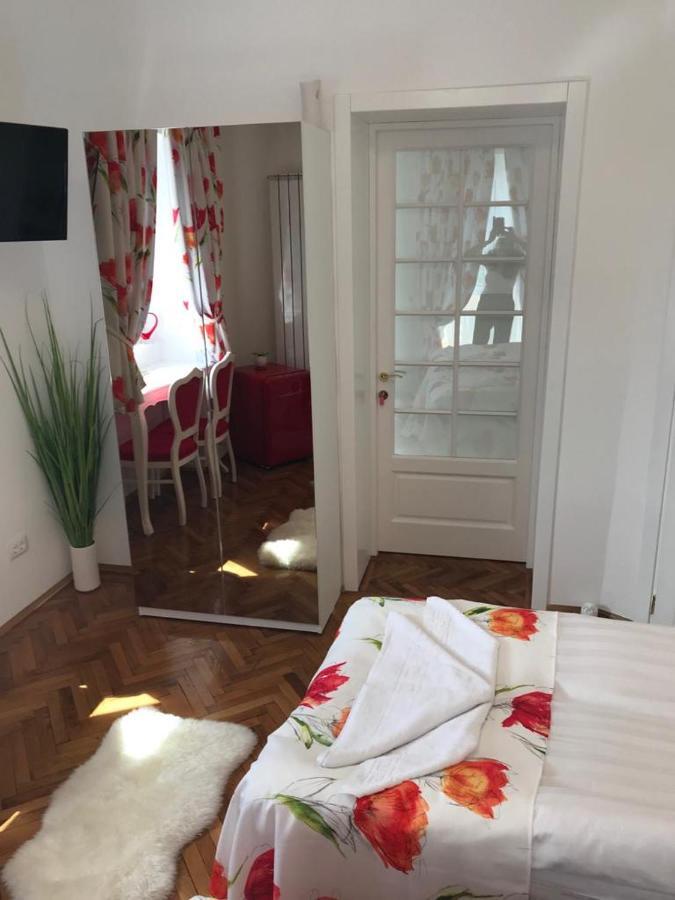 Victoria Luxury 11 *