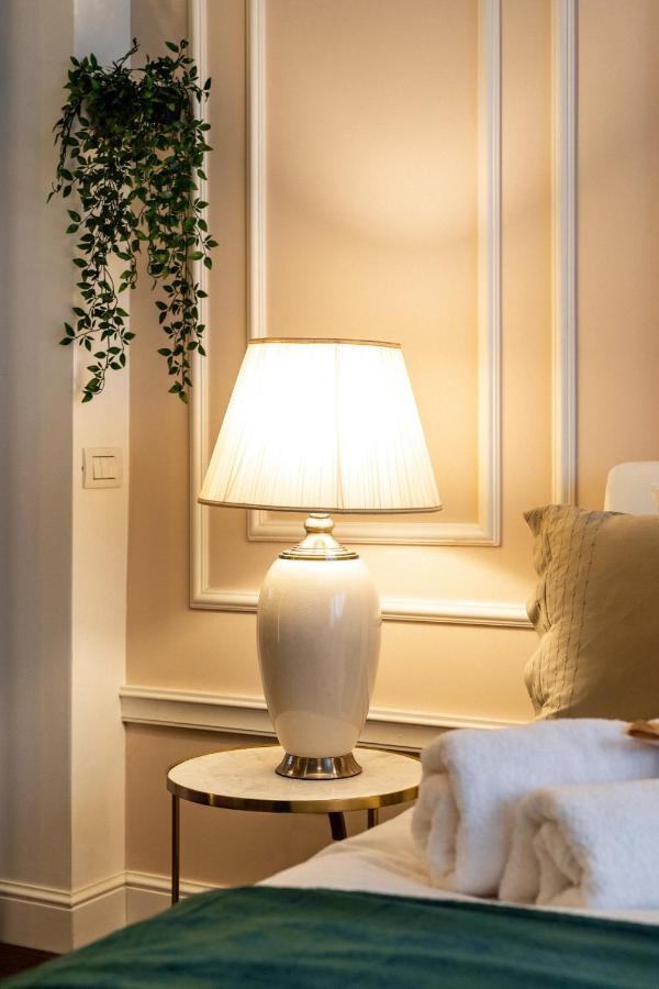 Qult - Golden Nest * Bucureşti