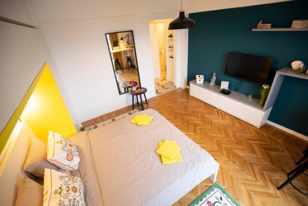 Victoria Avenue Apartment *