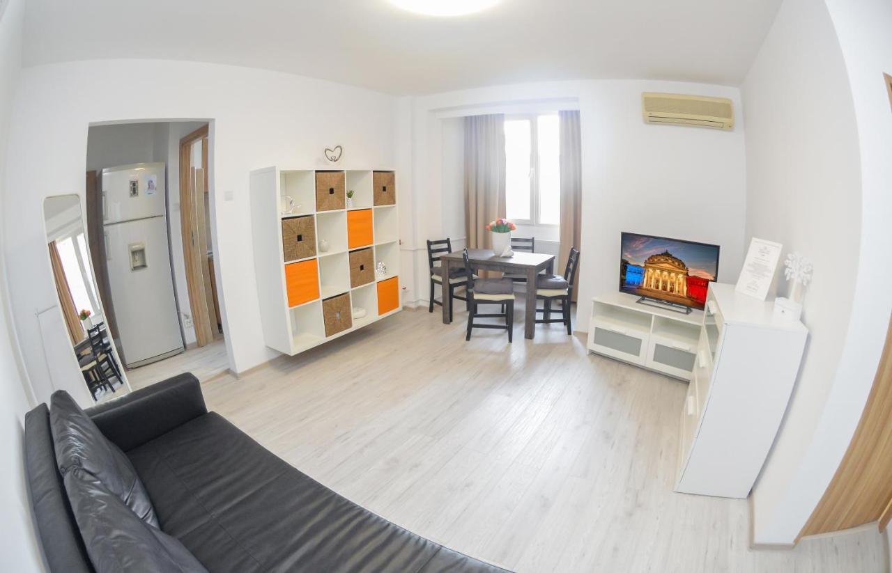 Square Apartment *