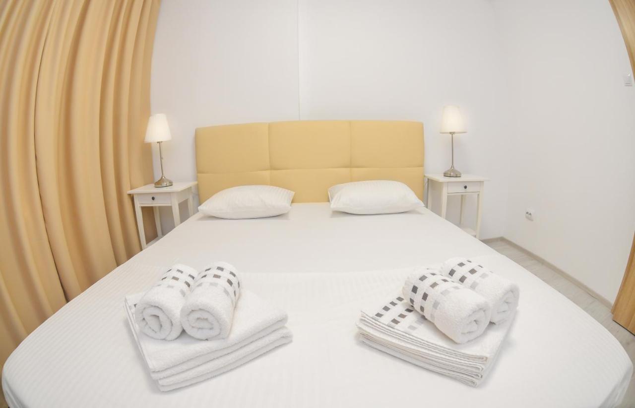 Square Apartment *