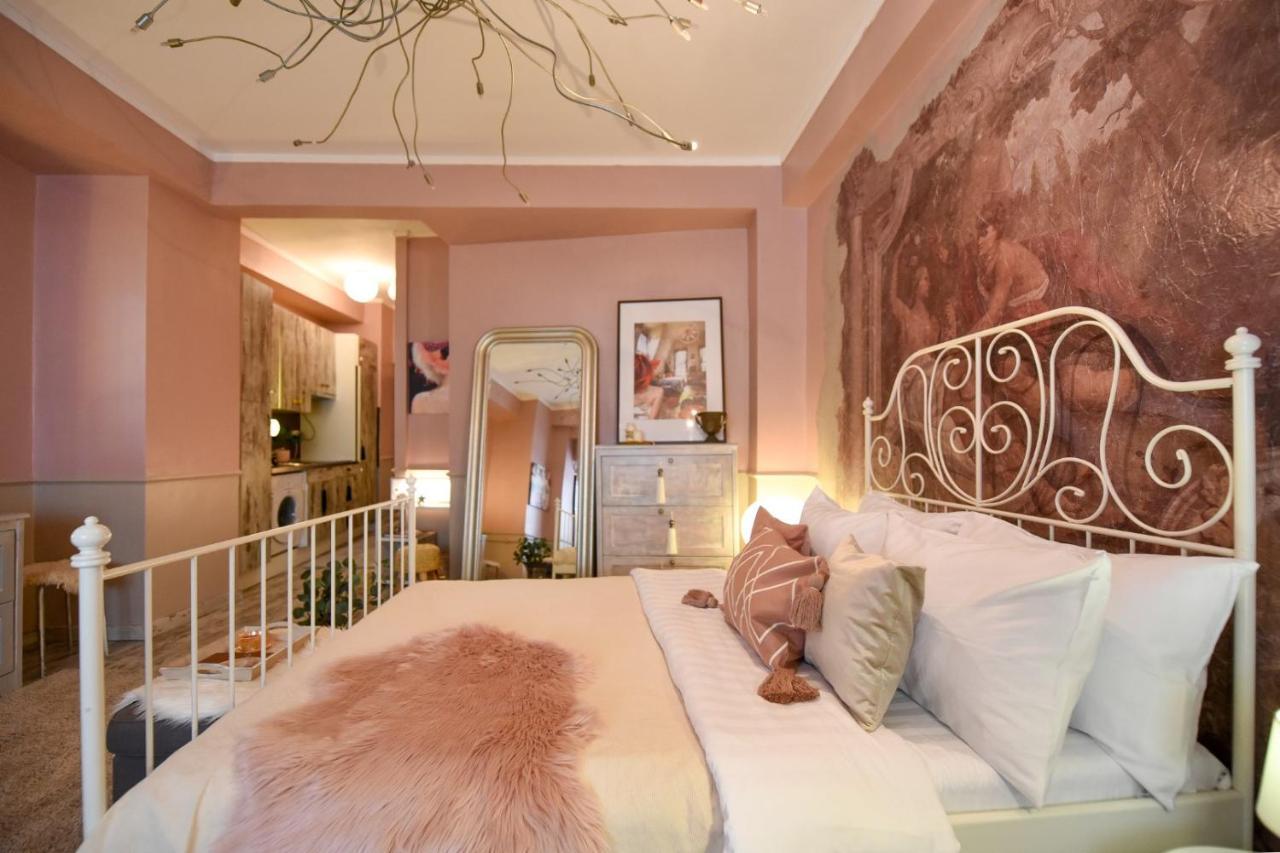 Purrfect & Dreamy - The Special Studio Apartament Bucureşti