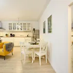 The Comfy Spot - 1 Br-Apartment & Parking Included In North Business Area