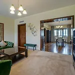 Lovely - 3 Bdr. Serviced Apartment In Old Town