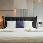 Luxury Living: Spectacular Views & Modern Elegance