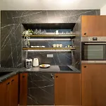 Bumblebee Apartment With Cozy Balcony Near Victoriei Avenue
