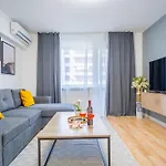 Spacious Newly Renovated 2Br Apartments With Balcony