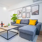 Spacious Newly Renovated 2Br Apartments With Balcony