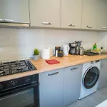 Spacious Newly Renovated 2Br Apartments With Balcony