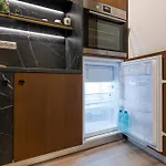 Bumblebee Apartment With Cozy Balcony Near Victoriei Avenue
